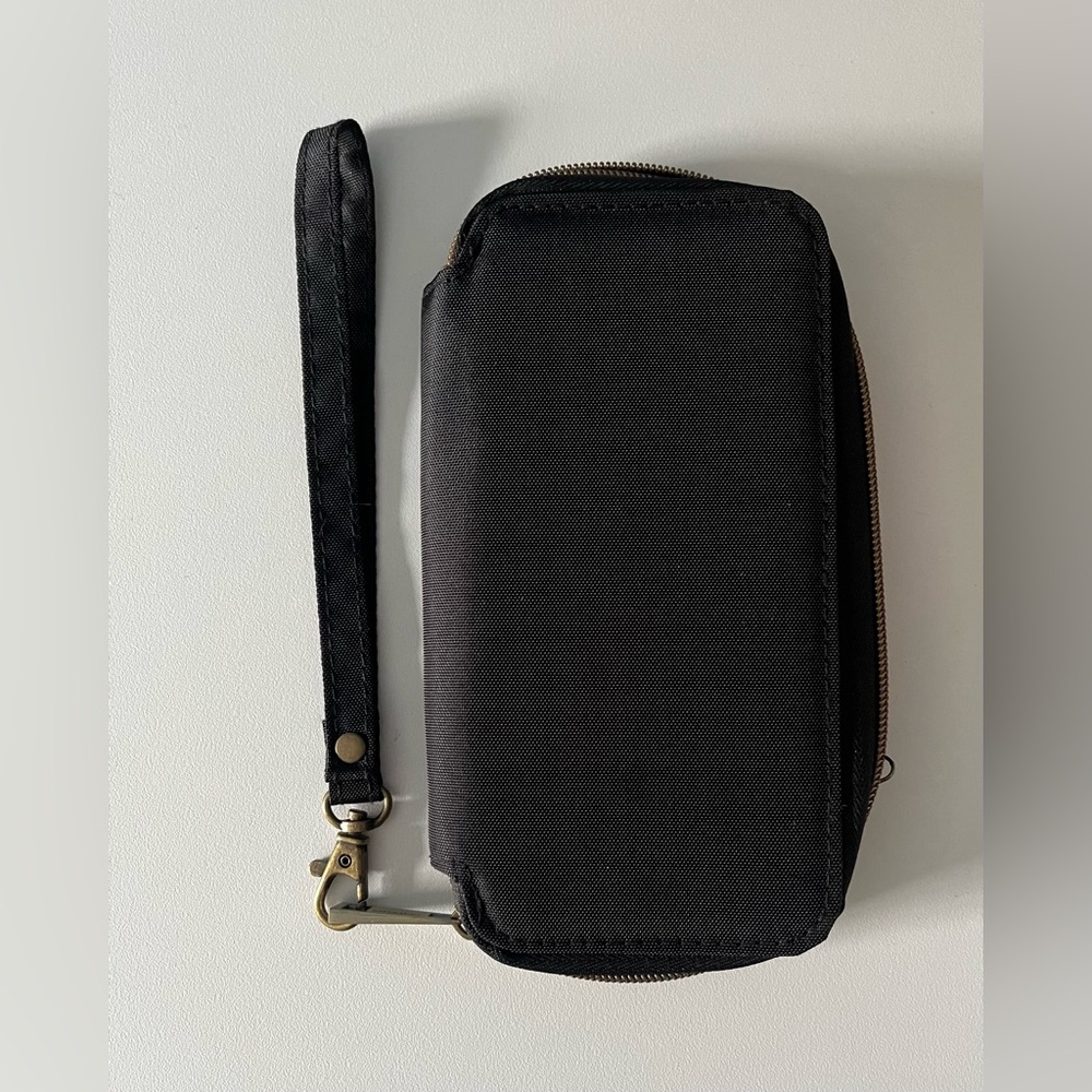 Travelon Single Zip Wallet - Picture 2 of 4